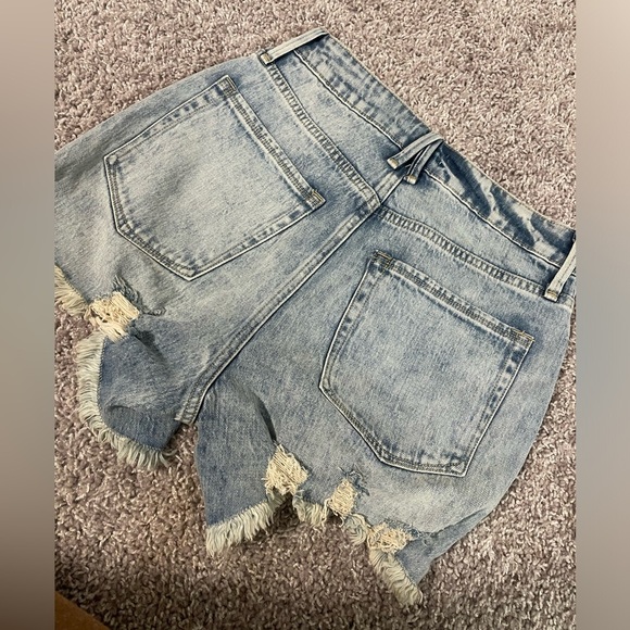 Good American | Bombshell Distressed High Rise Shorts - Picture 3 of 8